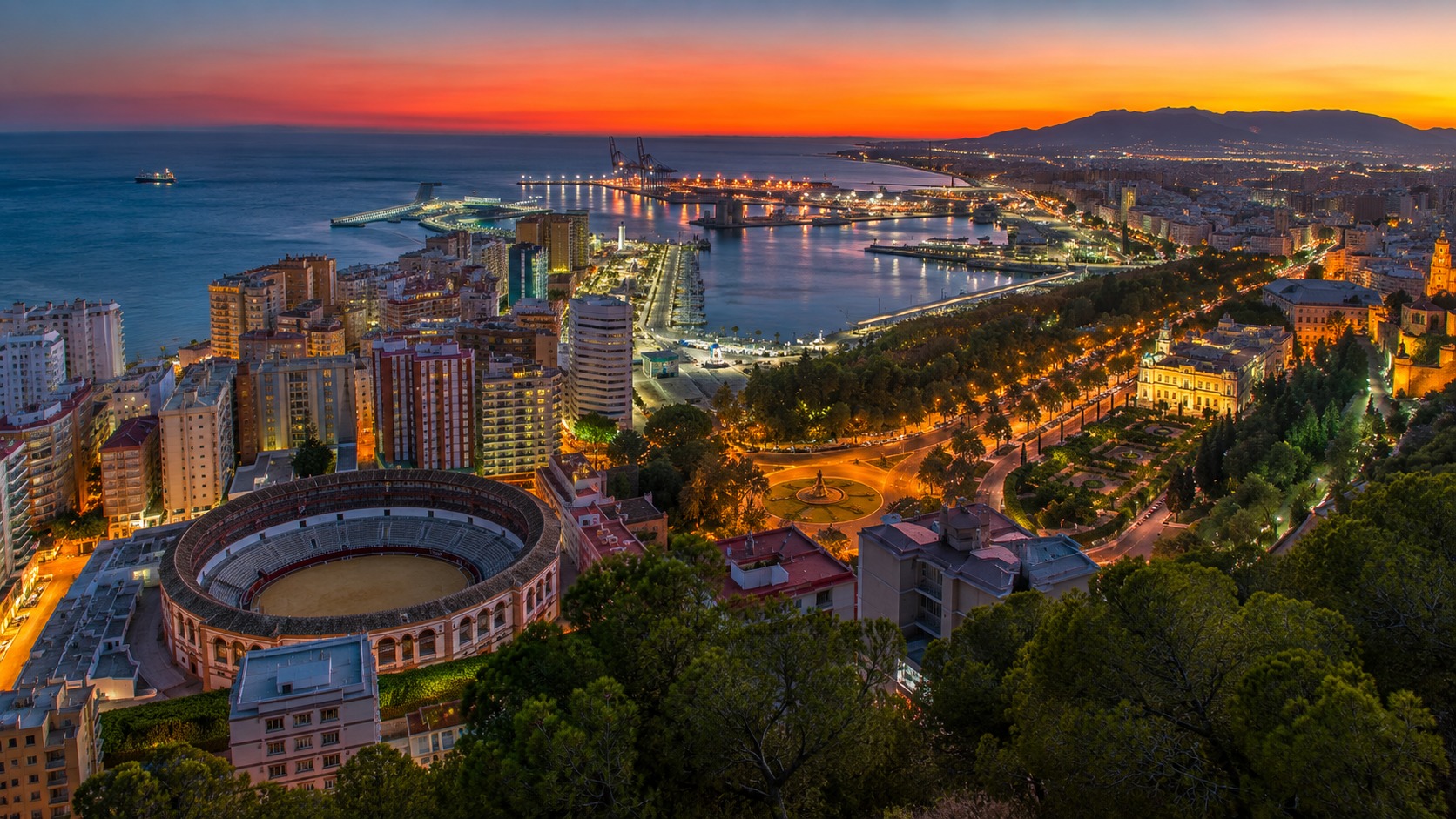 Utsikt över Malaga från Castillo de Gibralfaro – Medelhavet och staden nedanför